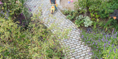 voorbeeld tuinontwerp kindvriendelijke ommuurde stadstuin natuur bij huis