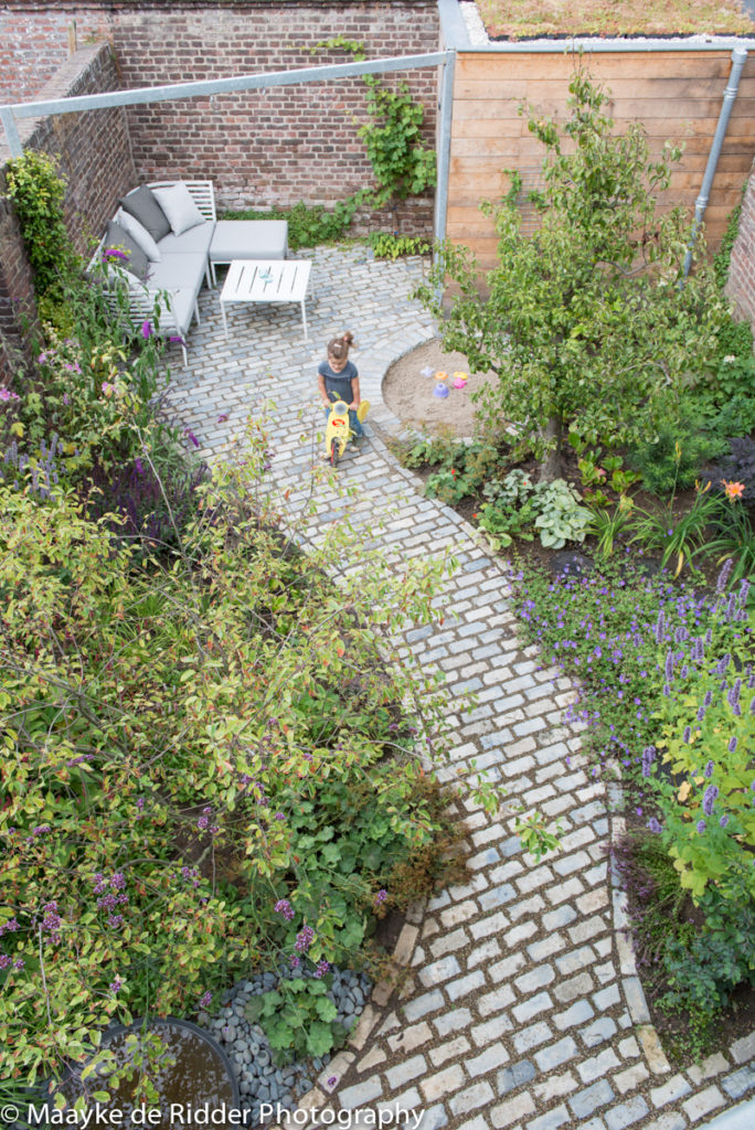 voorbeeld tuinontwerp kindvriendelijke ommuurde stadstuin natuur bij huis